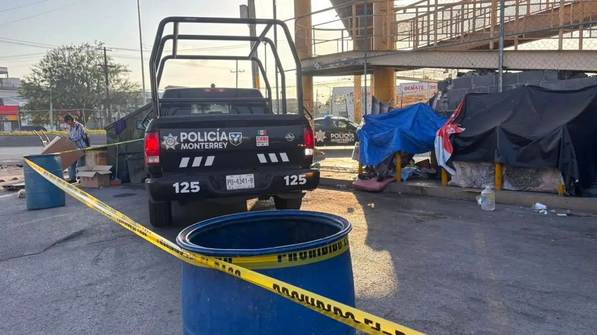 La víctima, un hombre de aproximadamente 60 años, fue hallada por personas en situación de calle que intentaron ayudarlo.