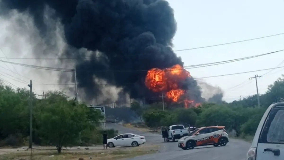 Un incendio dejó un muerto y varios heridos en un patio de maniobras en Nuevo León.