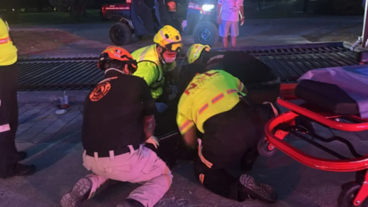 Un aficionado resultó lesionado al caer un portón durante un evento de gran afluencia en el Parque Fundidora.