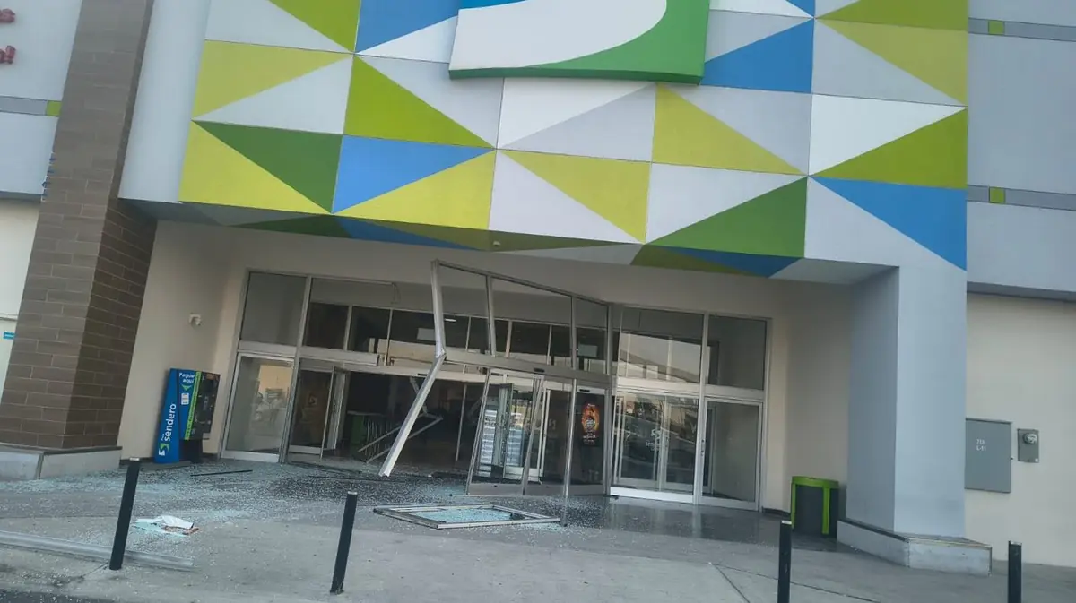 Un conductor derribó la entrada del centro comercial, generando pánico y movilización policial.