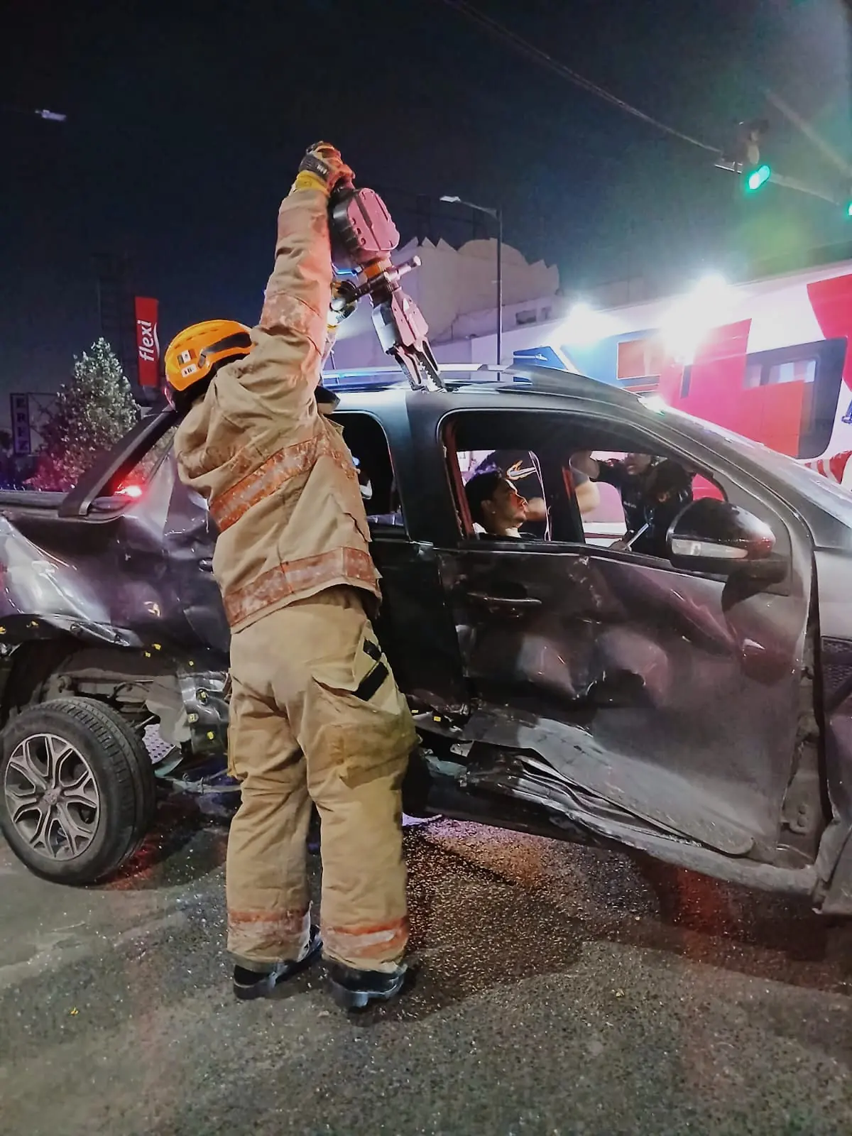 Un robo de vehículo resulta en un choque y deja a dos personas lesionadas en el centro de Monterrey.