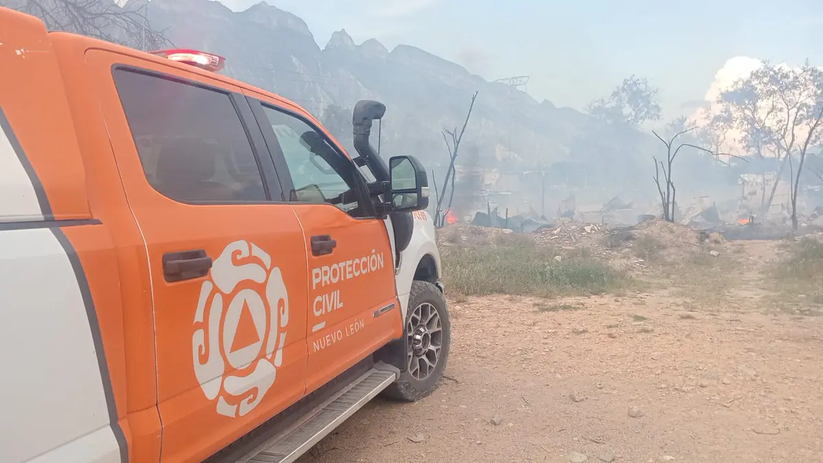 Un incendio en Santa Catarina obliga a evacuar a 100 personas, sin reportes de lesionados.