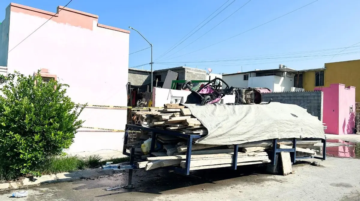 Un incendio en un domicilio de Apodaca dejó a una familia de siete sin hogar, aunque sin heridos ni intoxicados.