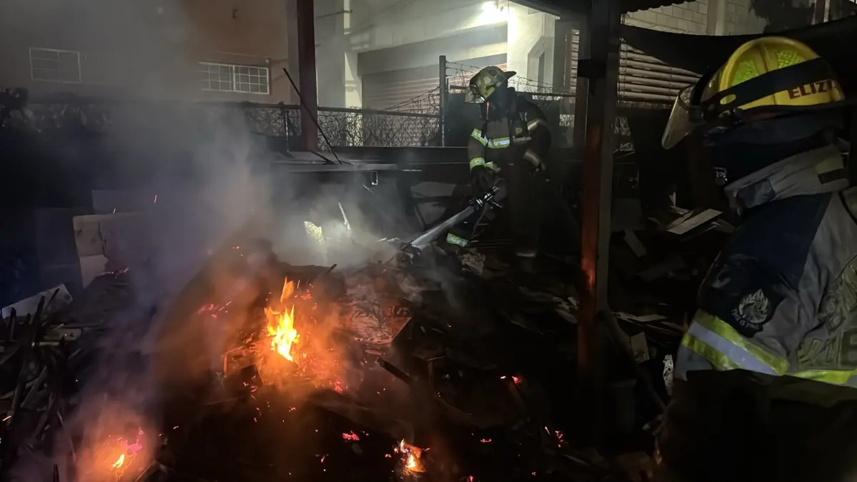 Un incendio en la colonia Constituyentes del 57 movilizó a cuerpos de emergencia y fue controlado sin heridos.