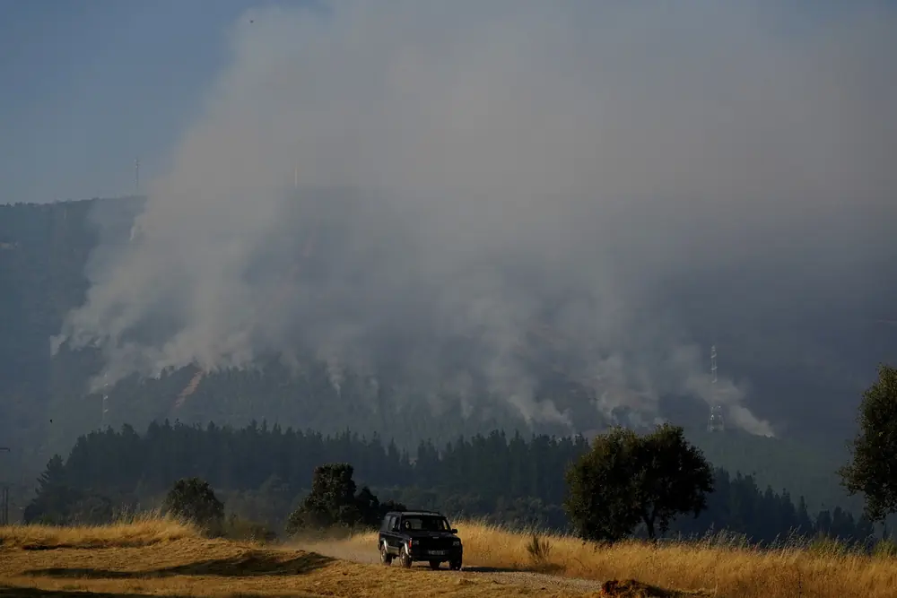 El control del incendio disminuye el riesgo para la población desalojada.