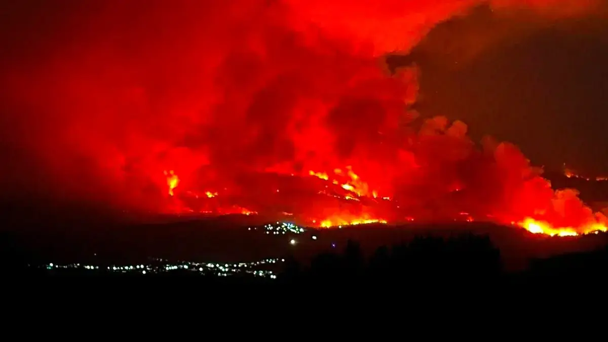 Un incendio en El Bierzo ha desencadenado evacuaciones por riesgo grave para la población local.