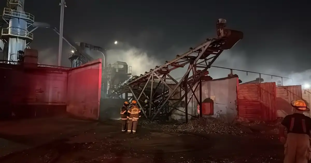 Un incendio en un parque industrial consume infraestructura sin afectar a trabajadores.