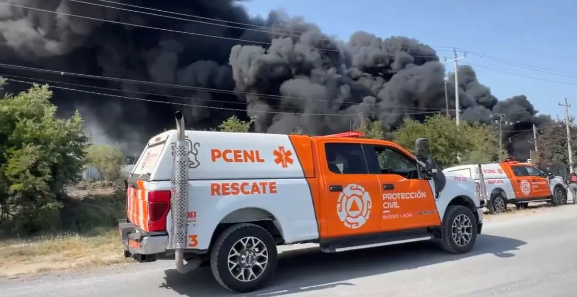 Tres personas están lesionadas y una más es reportada como desaparecida tras un incendio en Nuevo León.