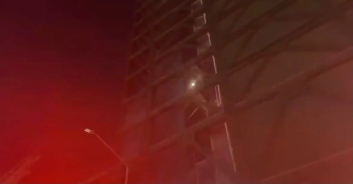 Un conato de incendio en el centro de Monterrey generó rápida respuesta de Protección Civil y Bomberos sin lesionados.