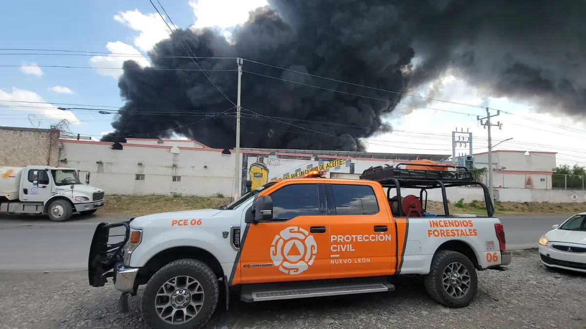 Un incendio de gran magnitud en una fábrica aceitera lleva a la movilización de múltiples corporaciones de auxilio.