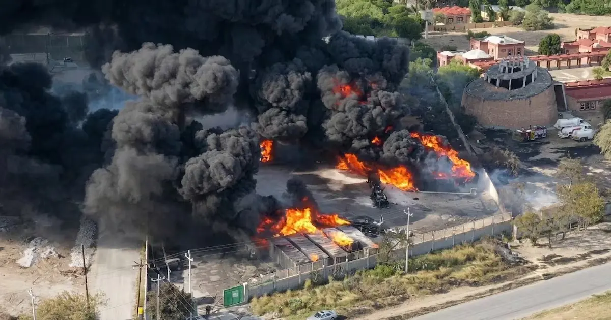 Un incendio en un centro de almacenamiento de hidrocarburos causó daños significativos y movilizó a varias corporaciones de emergencia.