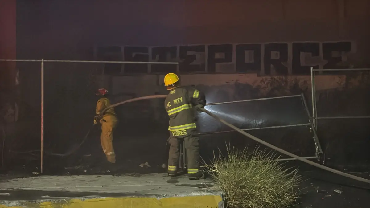 El siniestro en Monterrey afectó circulación y provocó daños en infraestructura cercana.