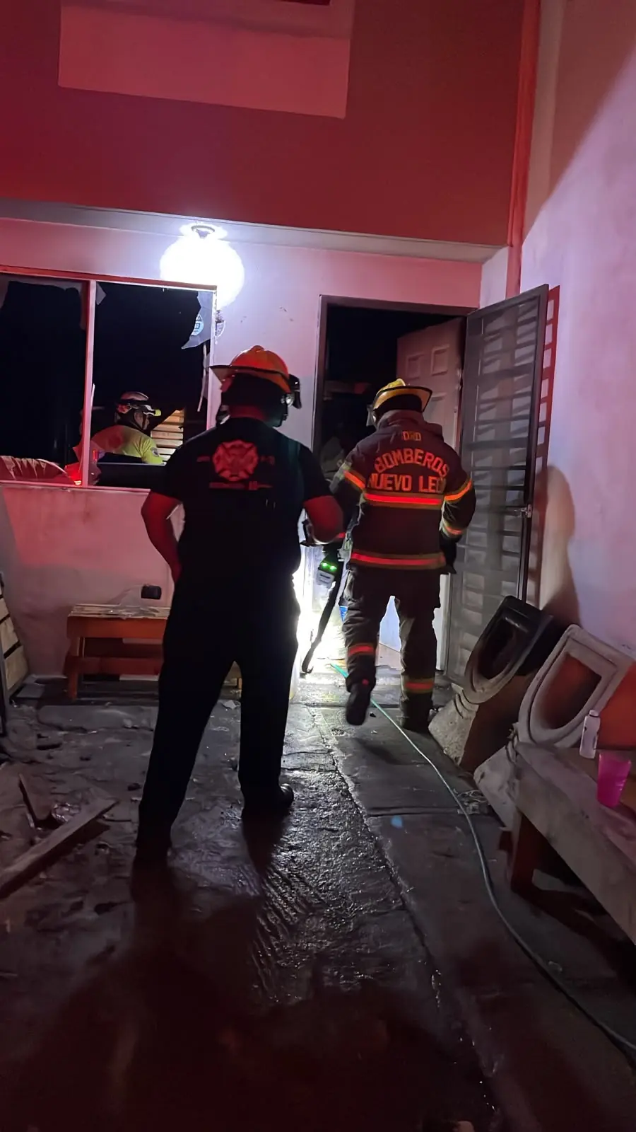 Un incendio en una casa de García, Nuevo León, movilizó a cuerpos de auxilio y dejó dos personas con intoxicación por humo.