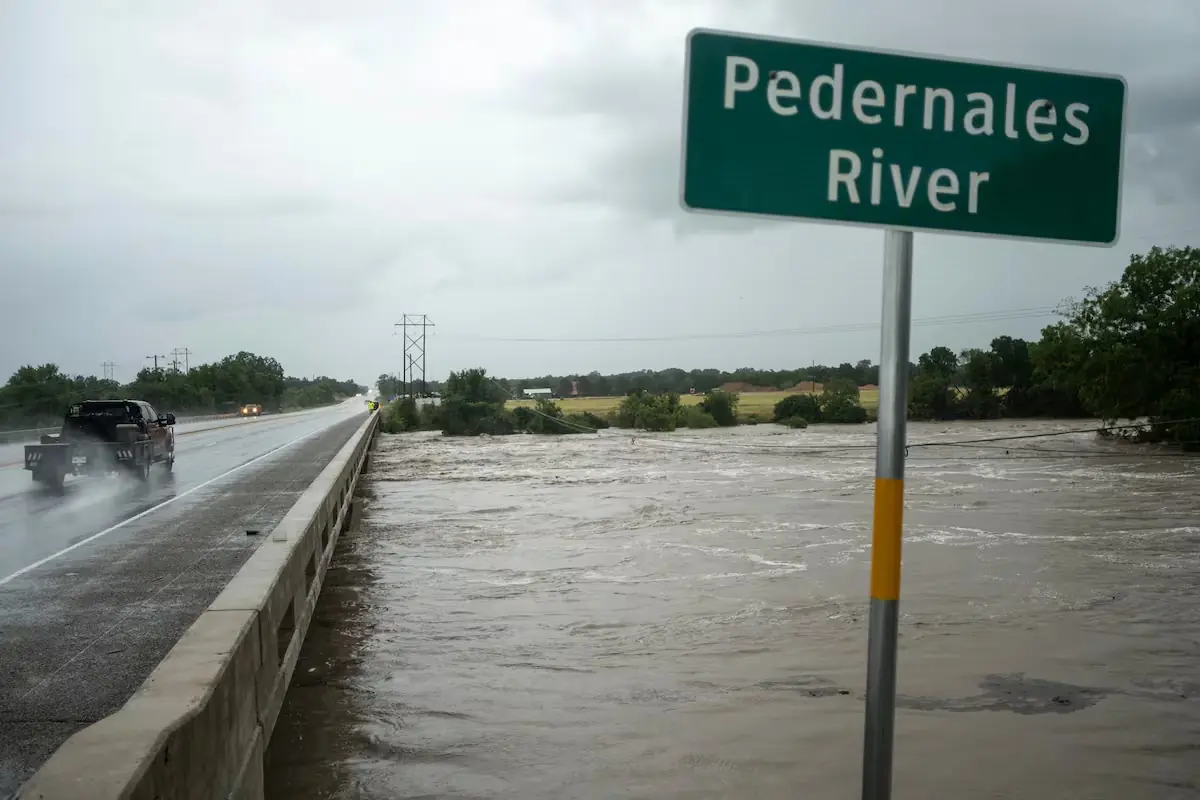 Lluvias torrenciales desatan emergencias en varios condados de Texas.