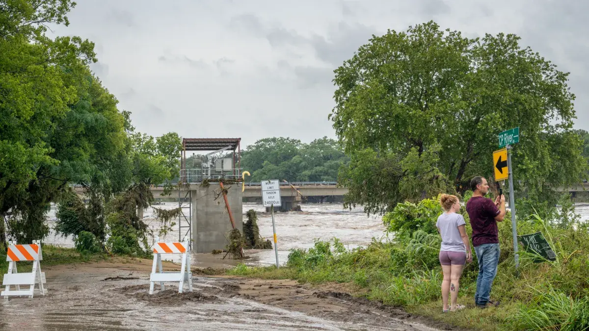 Las autoridades están llevando a cabo rescates en regiones afectadas por inundaciones repentinas.
