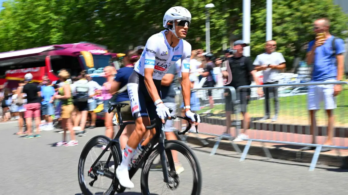 El ciclista mexicano sigue en la lucha por el podio tras la etapa 18.