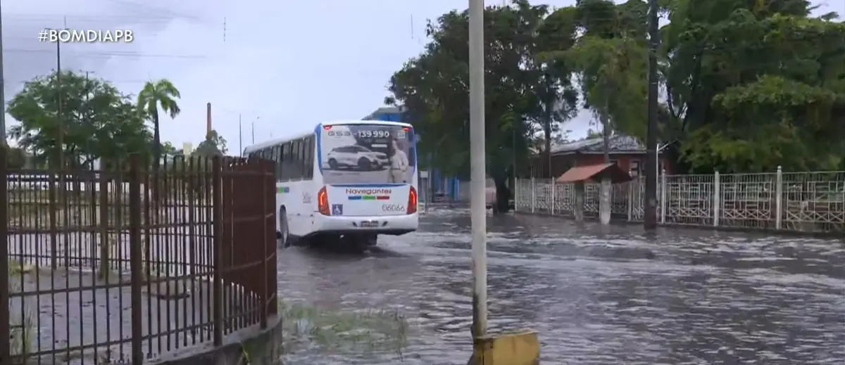 La lluvia ha generado un ligero impacto en la infraestructura local, aunque no se reportan heridos.