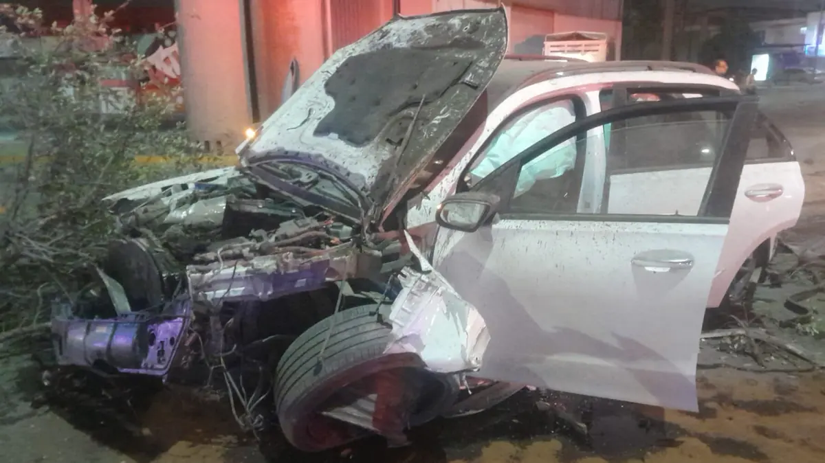 Un accidente en Monterrey dejó a un joven herido y causó daños a la infraestructura local.