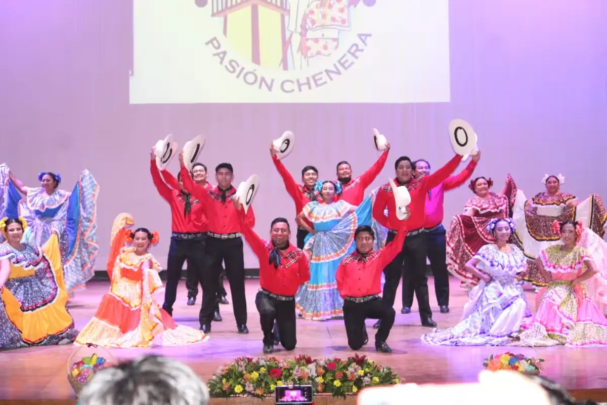 Esta presentación resalta la riqueza cultural de Hopelchén y el talento de sus jóvenes bailarines.