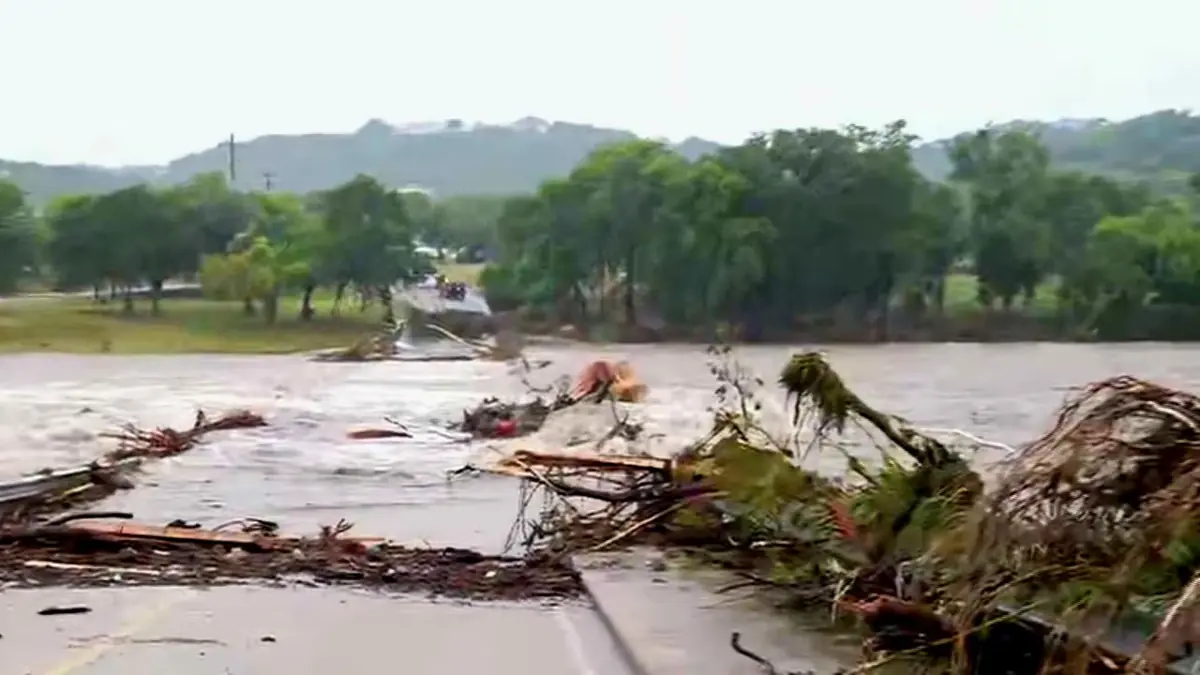 La ciudad de Kerrville activa evacuaciones tras el desbordamiento del río Guadalupe, poniendo en riesgo a sus habitantes.
