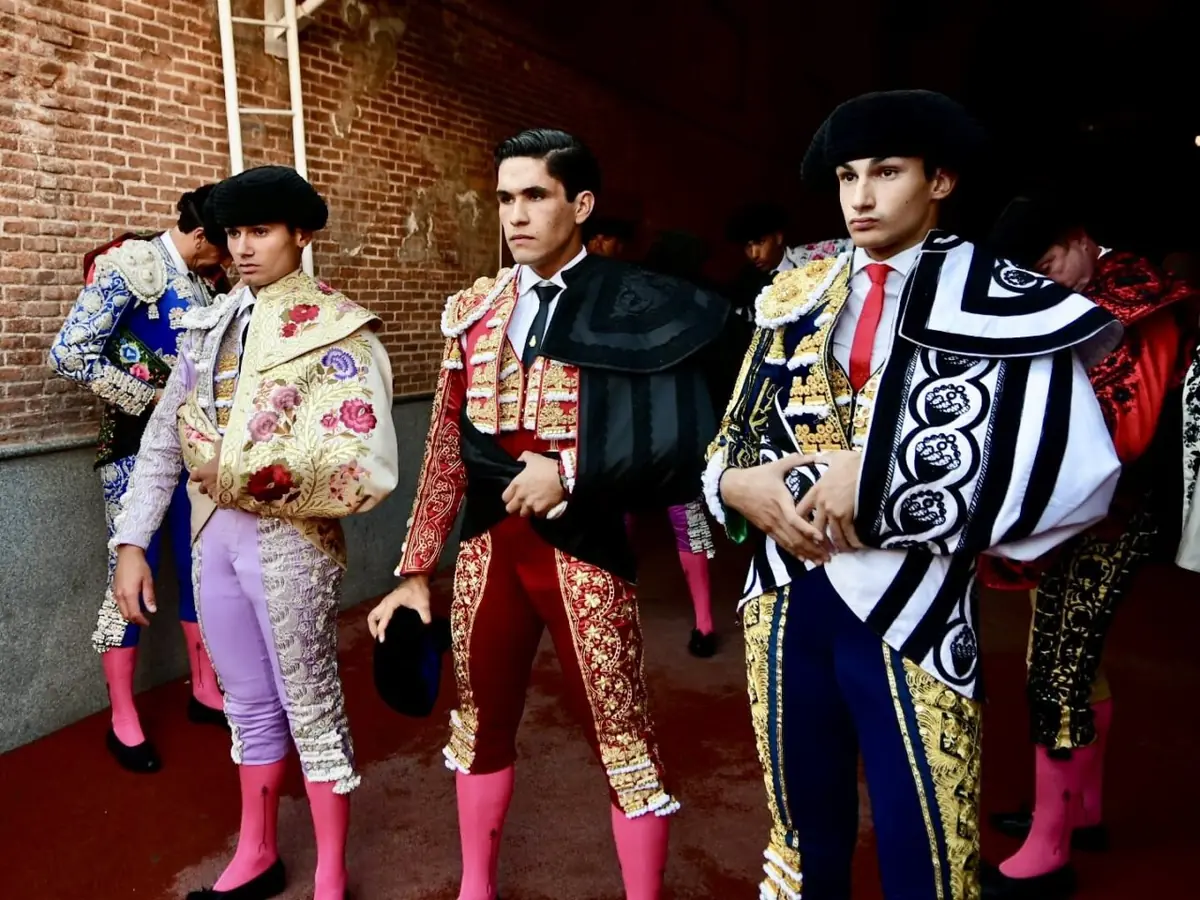 La segunda novillada nocturna fue marcada por la notable presentación de Juan Alberto Torrijos, a pesar de las dificultades.