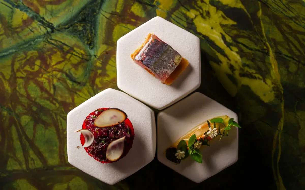 La capital brasileña sorprende con restaurantes que integran la producción local en su alta gastronomía.