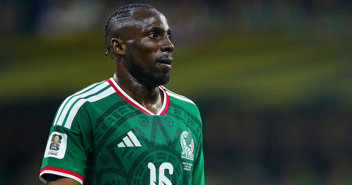 La impresionante cláusula de 200 millones de dólares dificulta el interés europeo en el delantero mexicano.