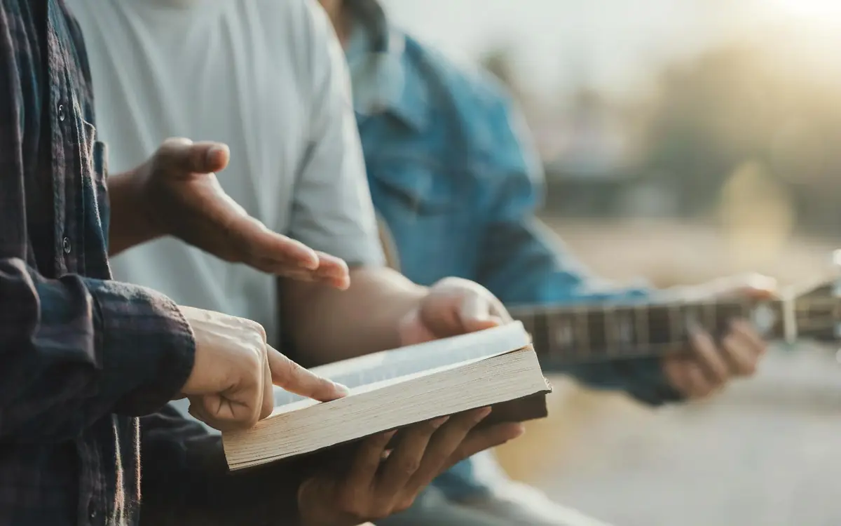 La Arquidiócesis de México alerta sobre problemas emocionales y violencia entre los jóvenes.