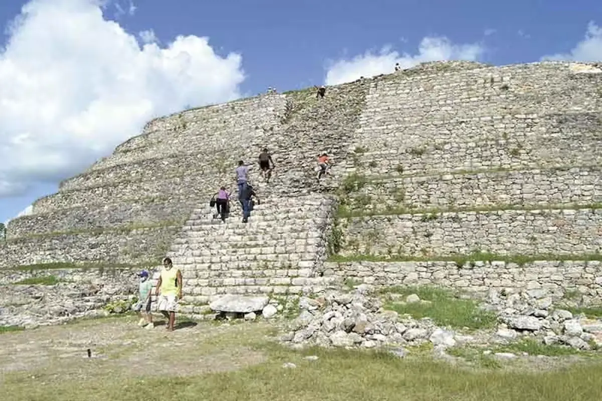 Descubre la pirámide Kinich Kakmó en Izamal, el secreto mejor guardado de Yucatán para quienes buscan historia y vistas panorámicas.