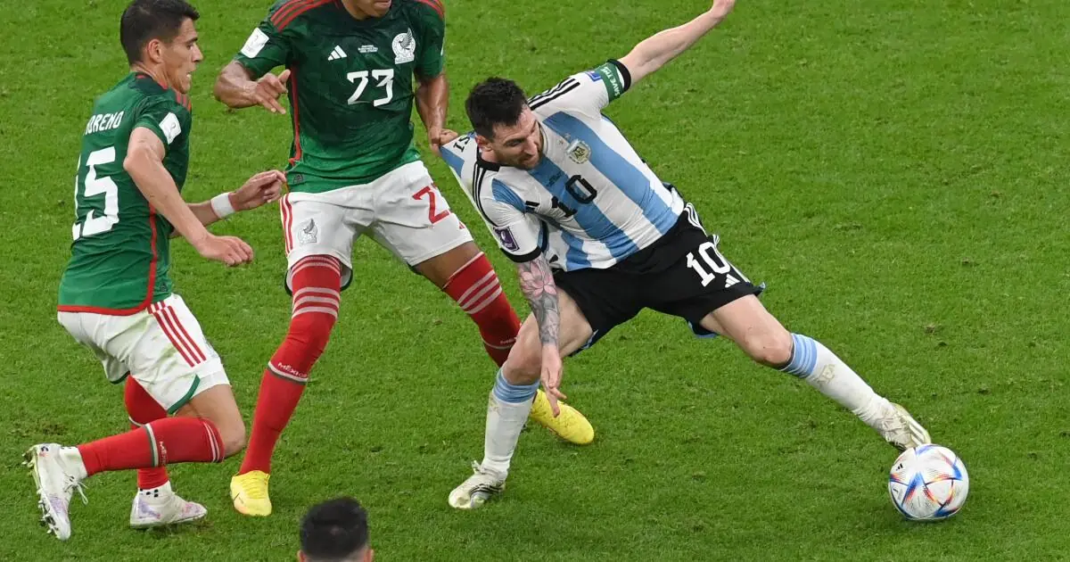 El desempeño de Argentina reaviva tensiones históricas con aficionados mexicanos en redes sociales.