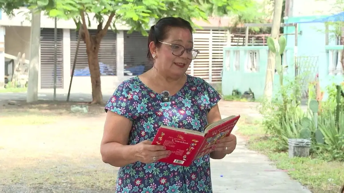 La promotora de arte realiza dinámicas para fomentar valores en niños.