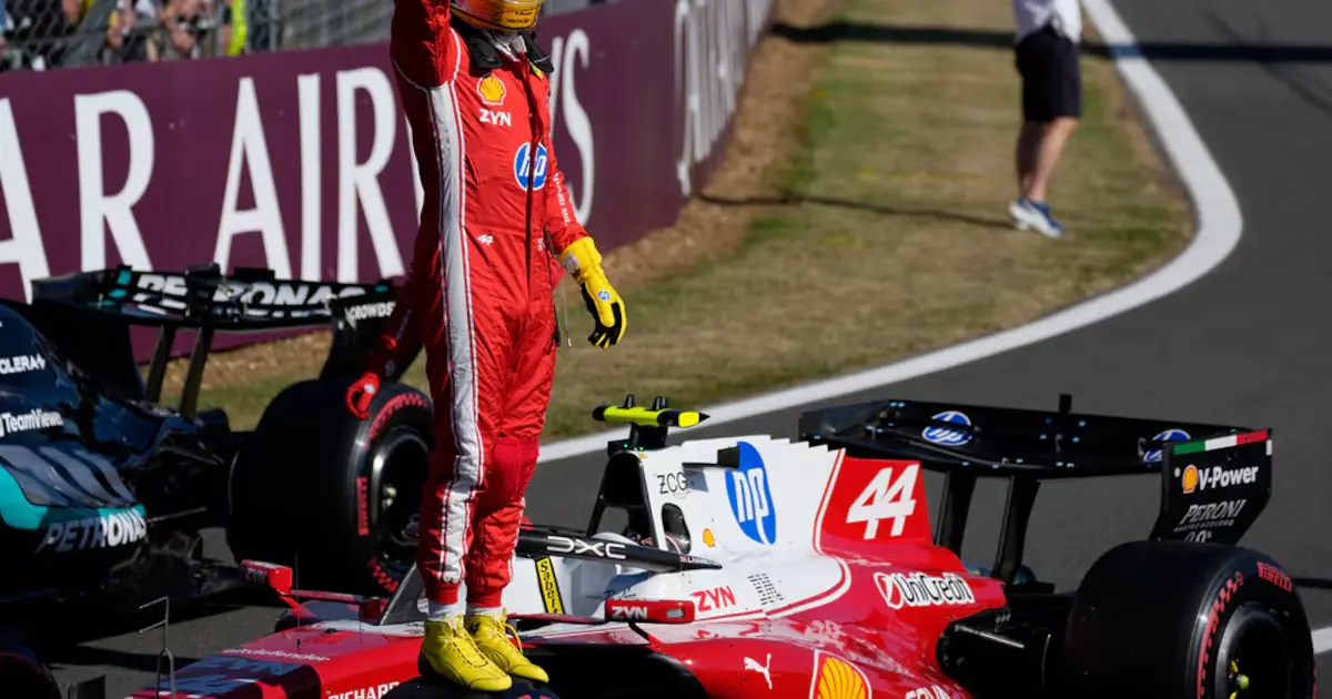 El piloto británico se prepara para una intensa carrera en su GP local tras destacarse en la sesión de prácticas.