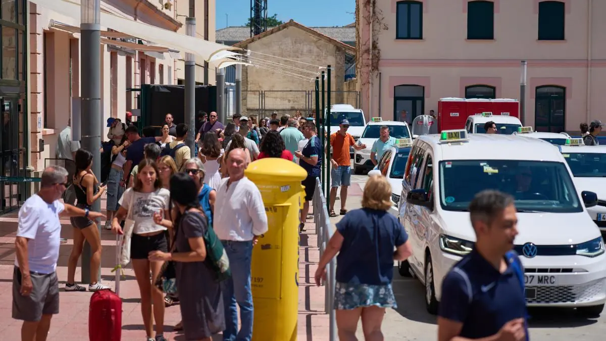 Miles de visitantes llegan a Pamplona para disfrutar de las festividades de San Fermín, aumentando la actividad en estaciones de tren y autobuses.