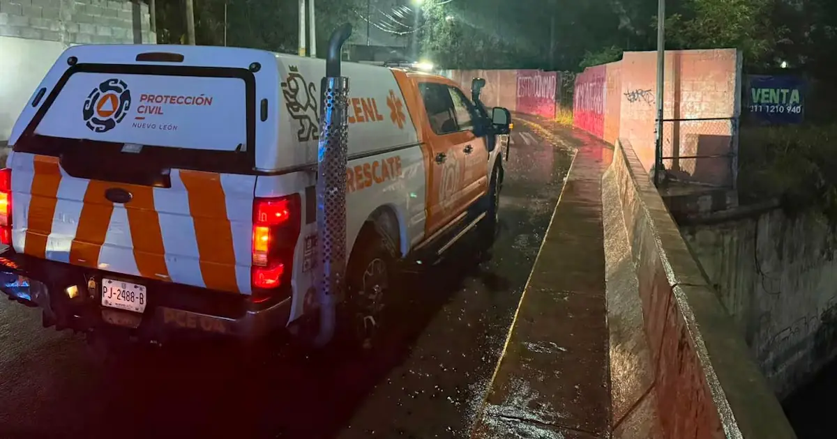 Las lluvias de la noche dejaron calles inundadas y vehículos varados, pero no se reportaron heridos.