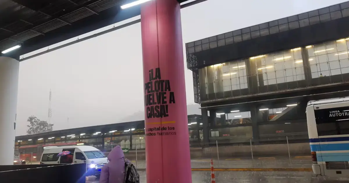 Las intensas lluvias provocaron caos en uno de los nodos de transporte más importantes de la Ciudad de México.
