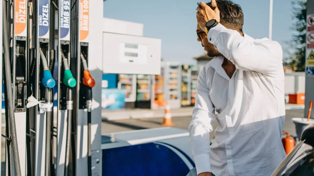 Las diferencias en el precio del carburante afectan el gasto de los viajeros este verano.