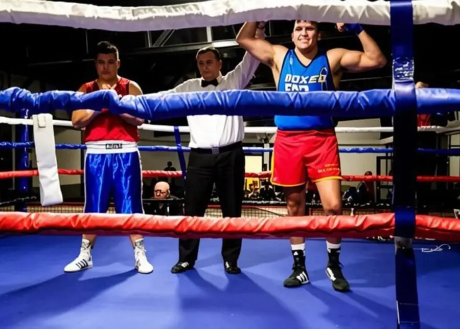 El boxeador fueguino avanza en el Campeonato Nacional de Boxeo Amateur.