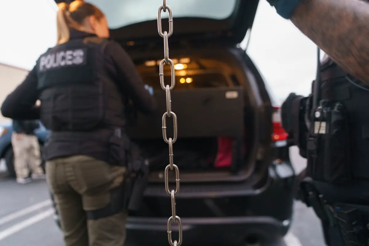 La muerte de Lorenzo Salgado Araujo en un control de tráfico genera cuestionamientos sobre las acciones del ICE y exige investigación.