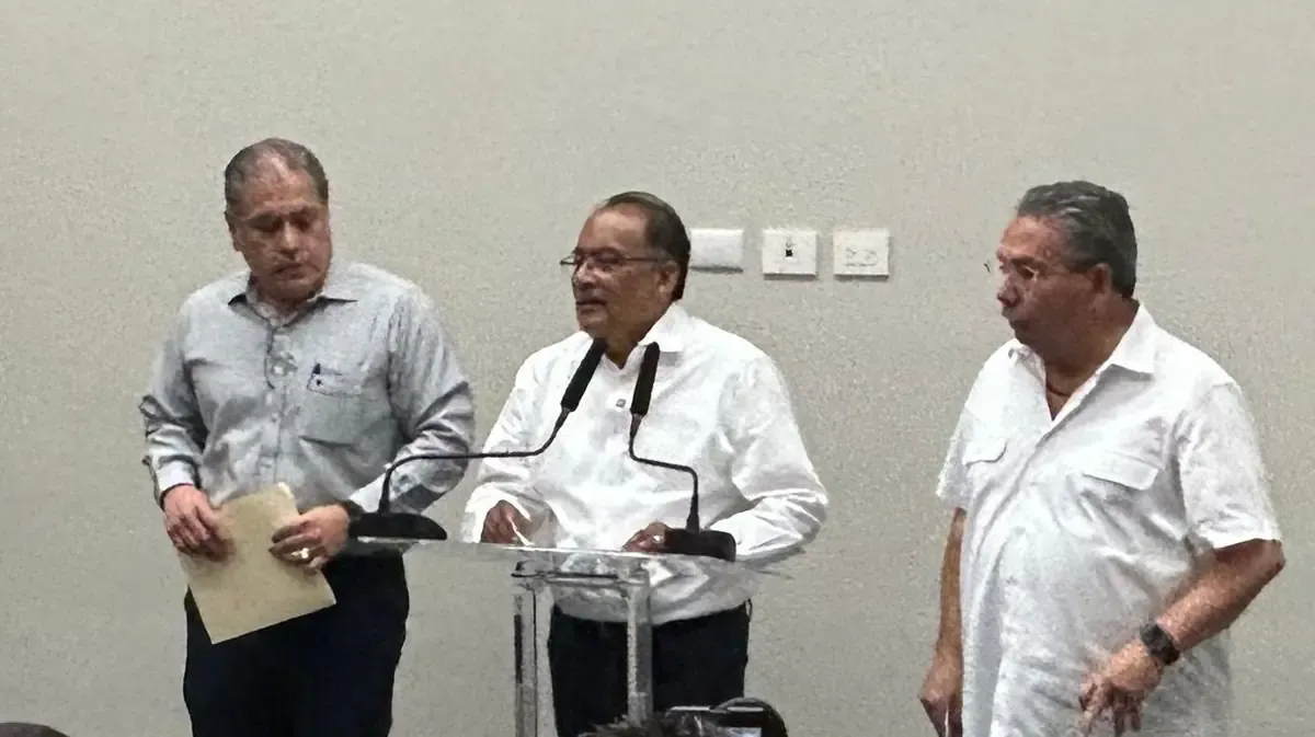 El alcalde con licencia refuta las acusaciones y exige cumplimiento de compromisos estatales.