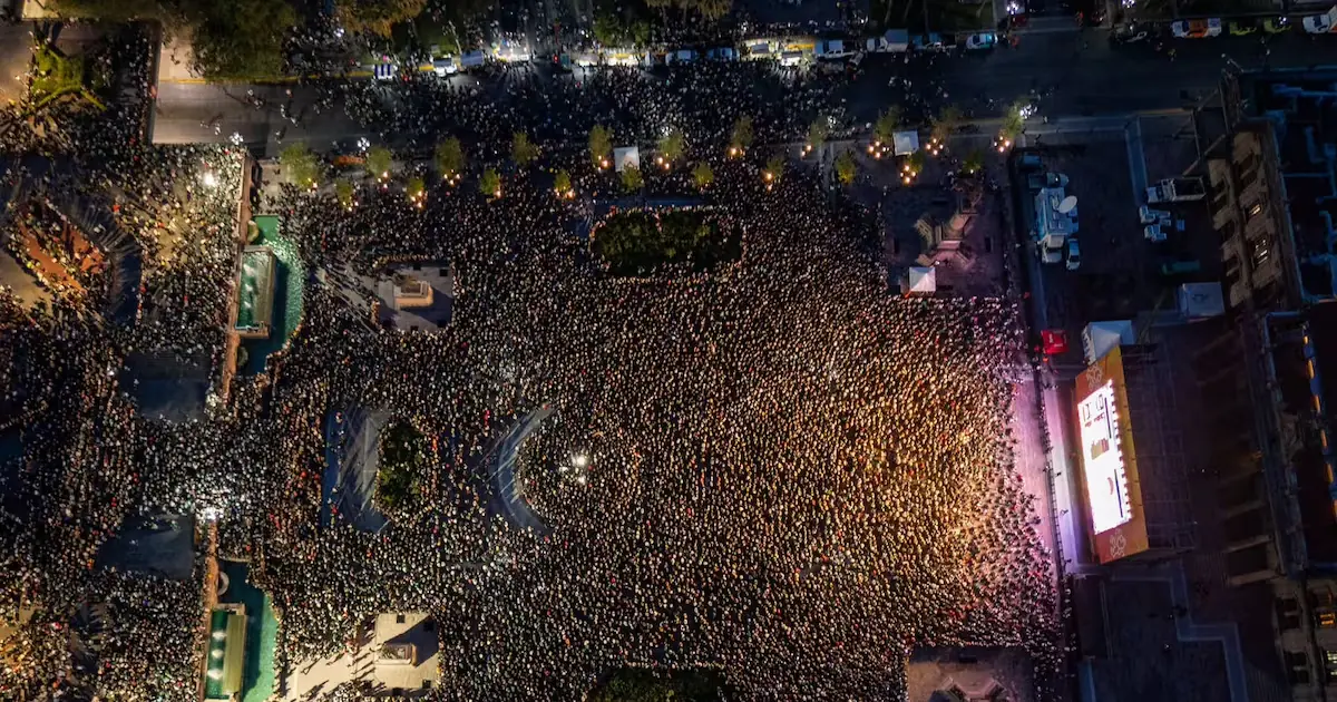 La ciudad vivió una noche histórica de festividad tras el triunfo sobre Ecuador, con miles de aficionados en las calles.