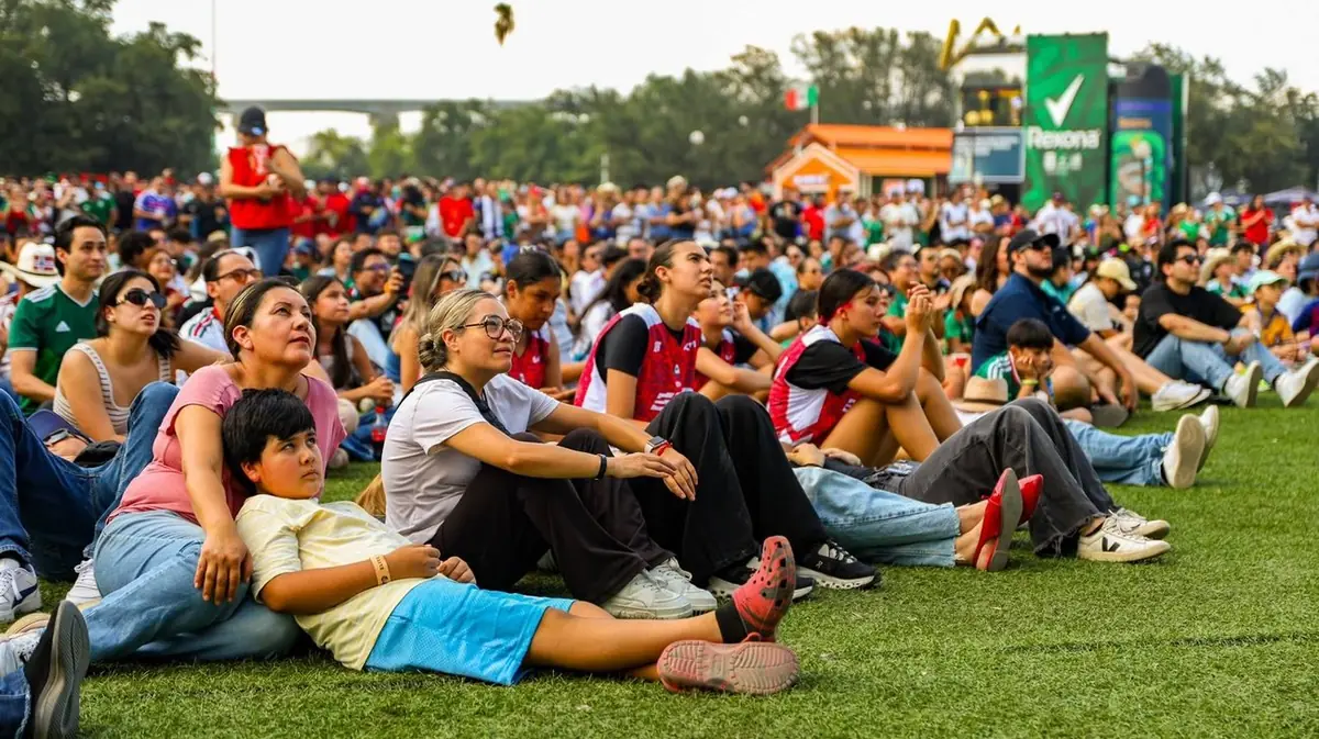 Los aficionados disfrutan de la Copa del Mundo en un ambiente festivo y lleno de emociones.