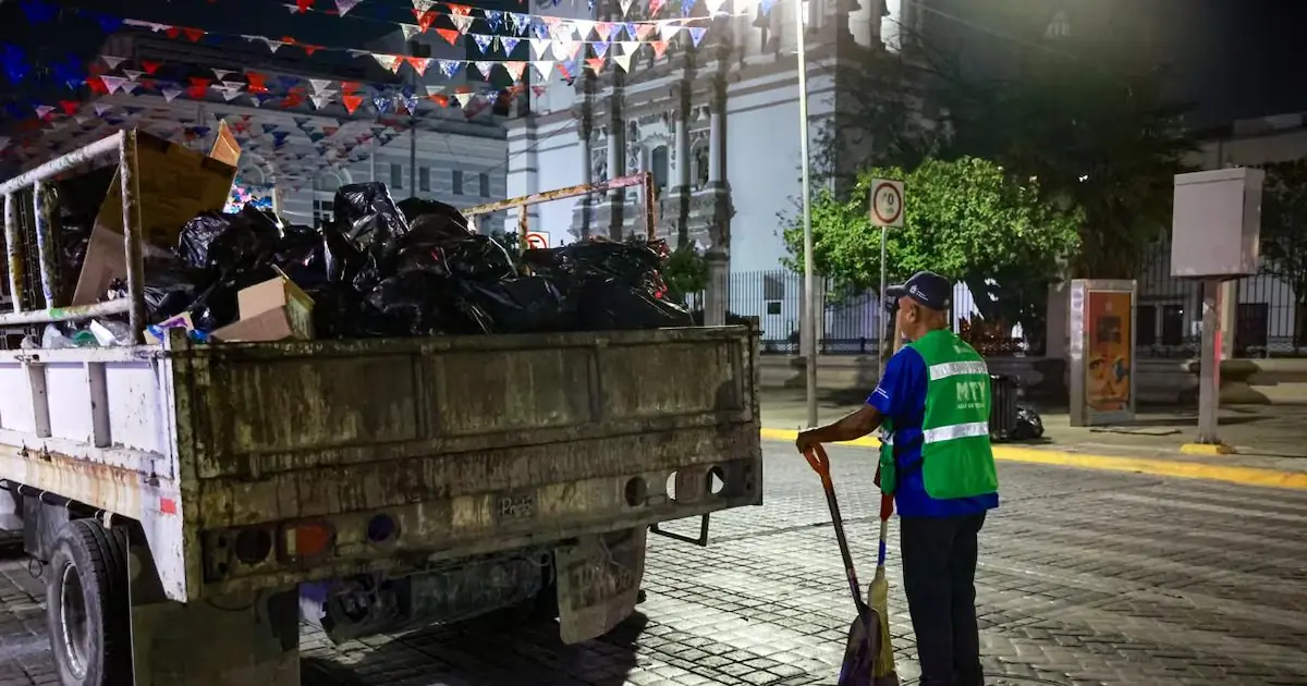 Las fiestas por el triunfo de México dejaron una intensa labor de limpieza en la ciudad.