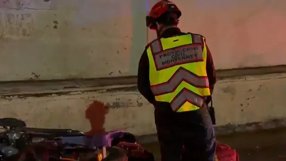 Un hombre de aproximadamente 50 años pierde la vida tras derrapar mientras conducía en Monterrey.