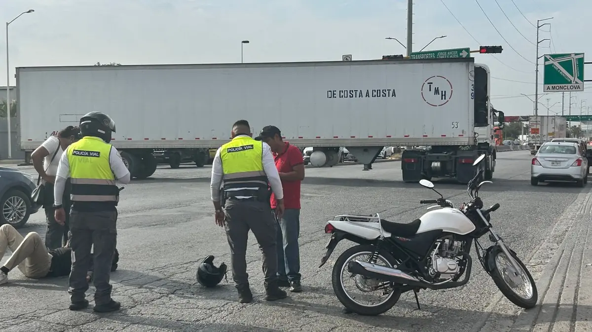 El accidente involucró a una camioneta y una motocicleta en la carretera Colombia.