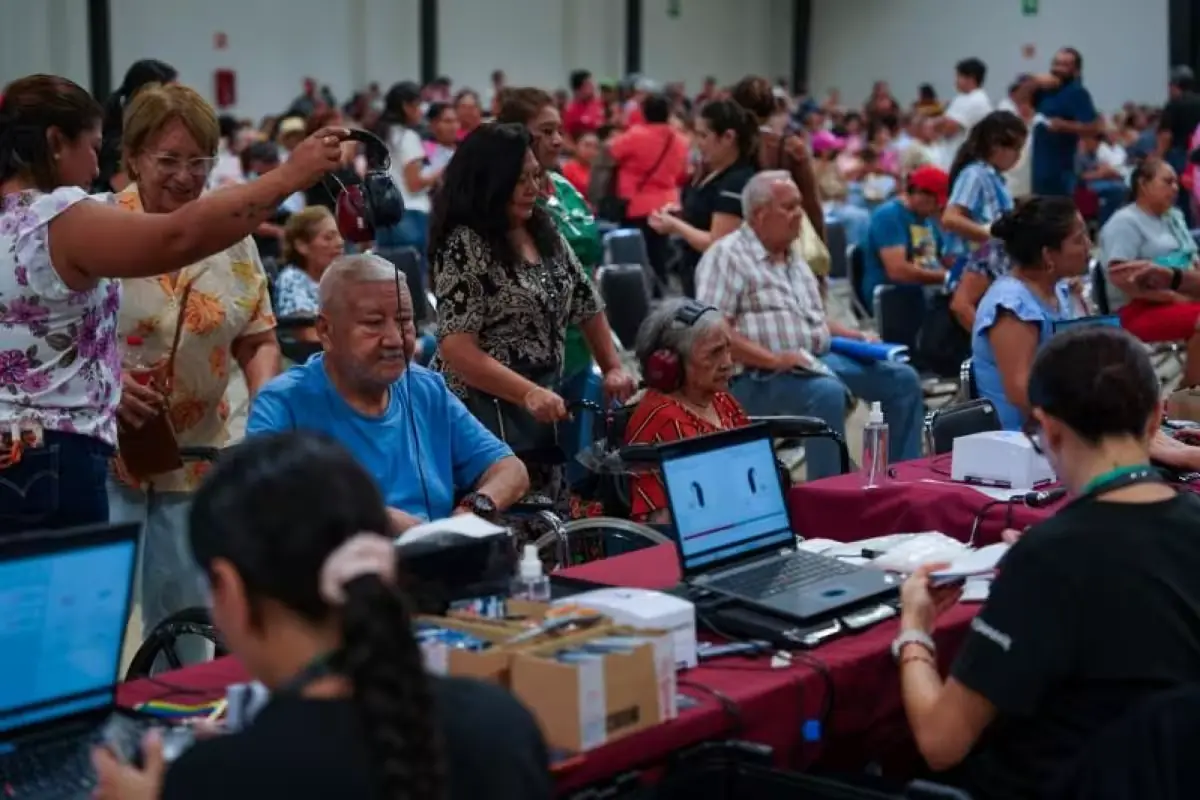 La entrega de aparatos auditivos beneficia a personas con problemas de audición en Yucatán.