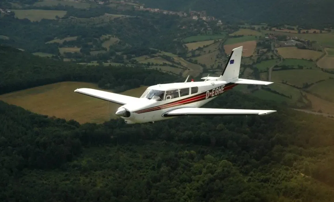 Un aterrizaje de emergencia se vuelve clave tras el salto inesperado del instructor durante una lección de vuelo.