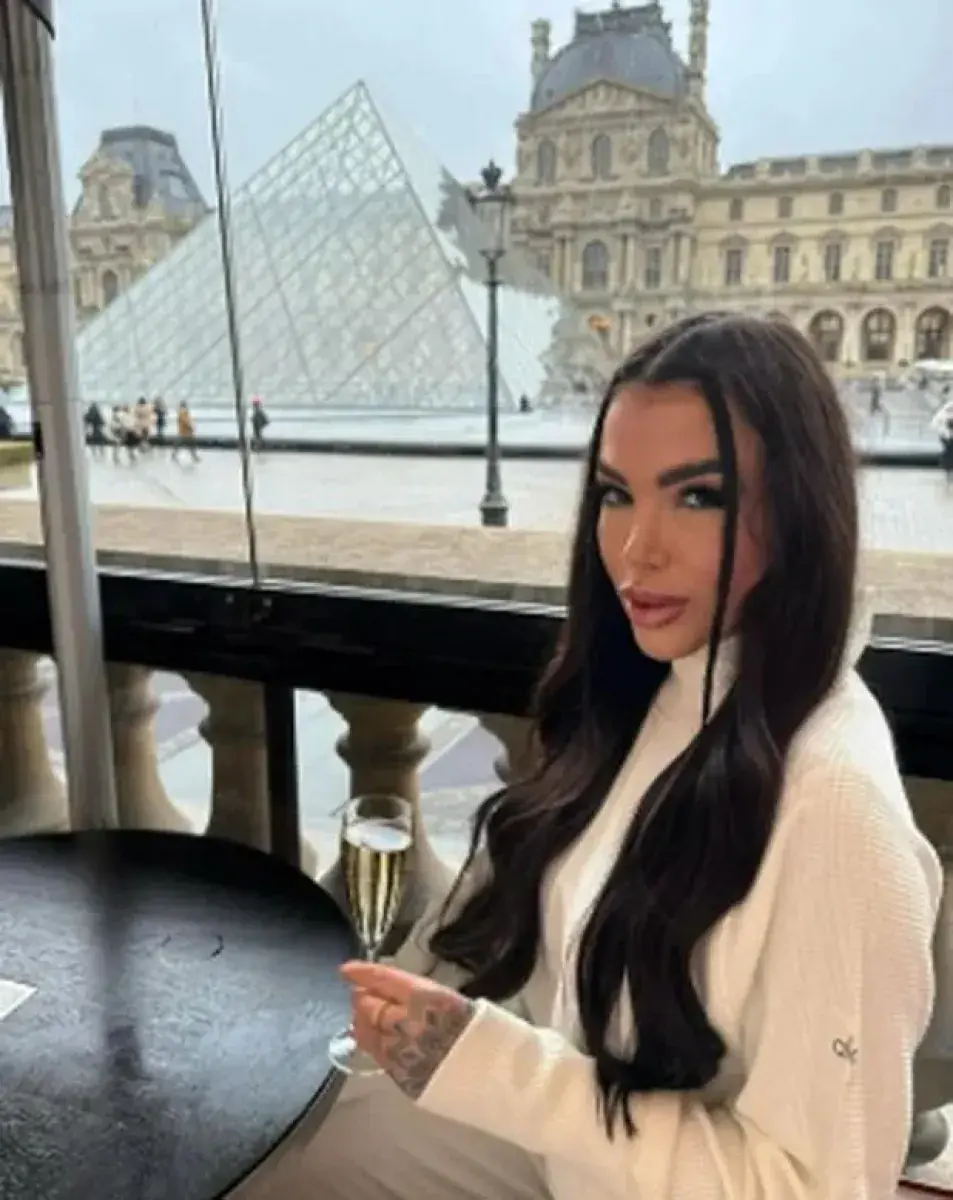 La influencer Kauana Bilhar falleció tras un trágico incidente. Autoridades investigan las circunstancias de su caída.