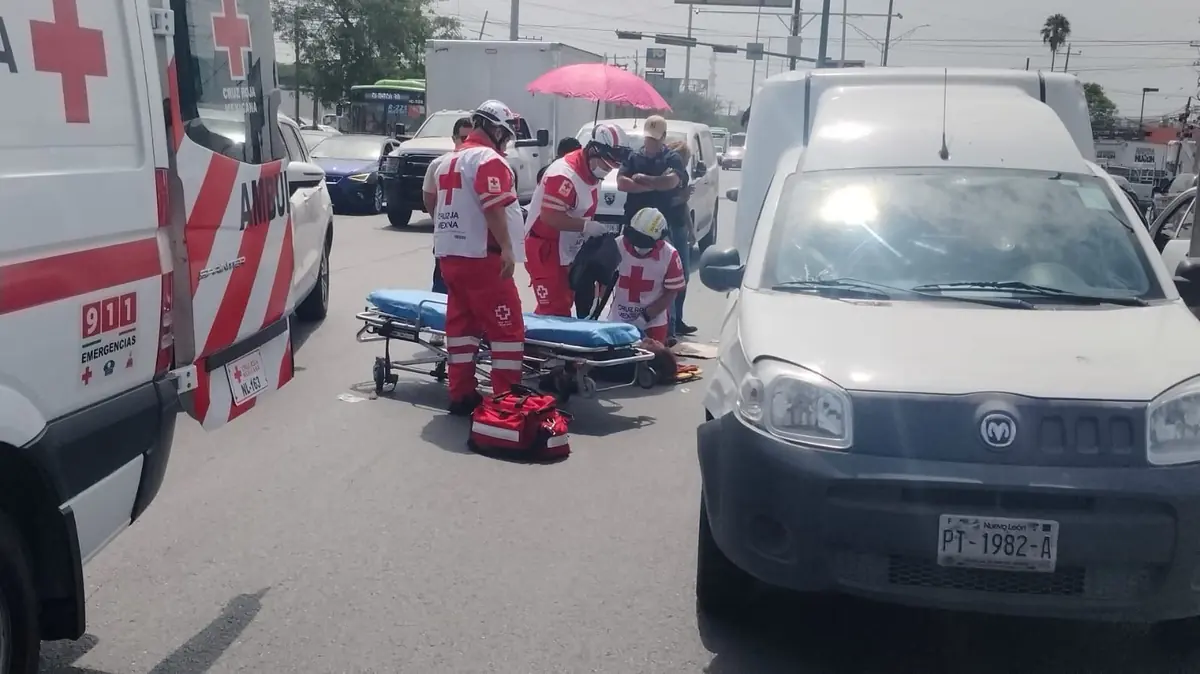 Una mujer resultó lesionada tras el impacto y fue trasladada a un hospital.