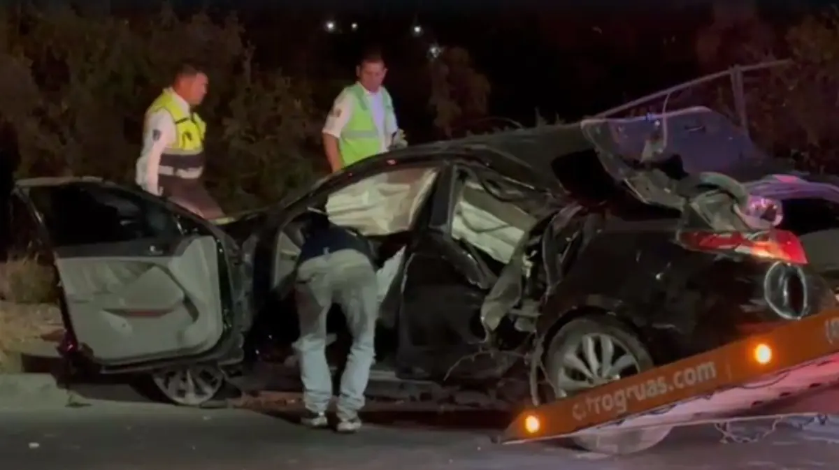 Una conductora volcó su vehículo y fue atendida por paramédicos tras el percance.
