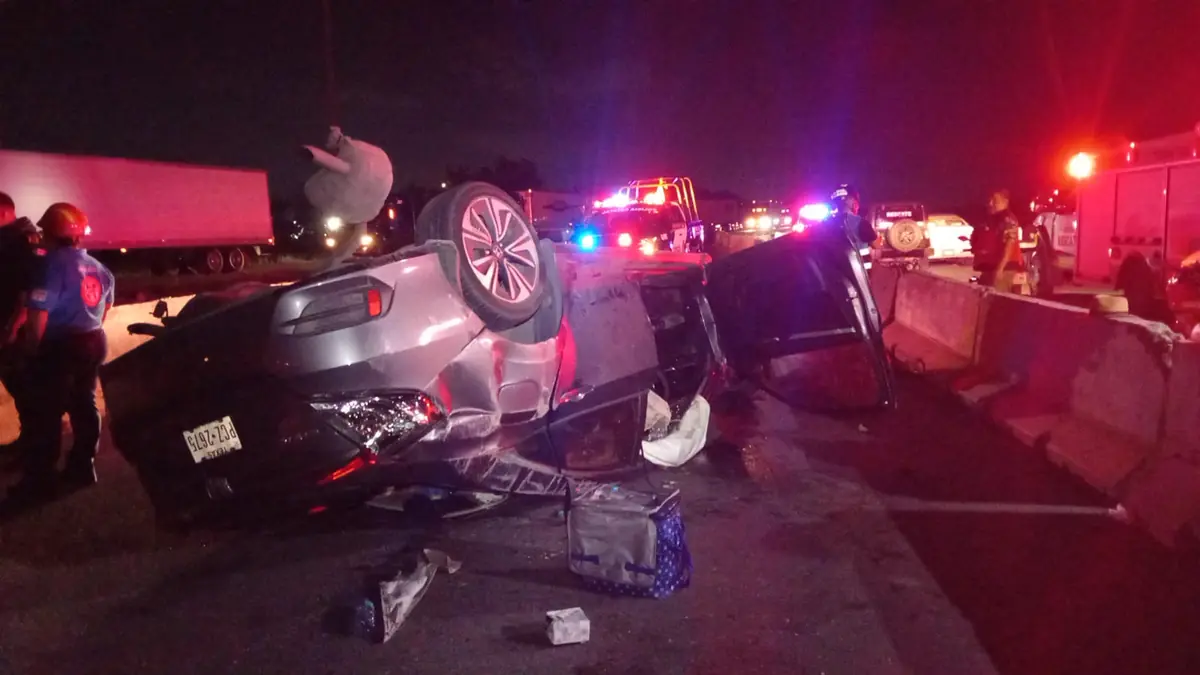 Una mujer presenta lesiones graves tras un accidente en un paso elevado. Las autoridades investigan las causas del siniestro.